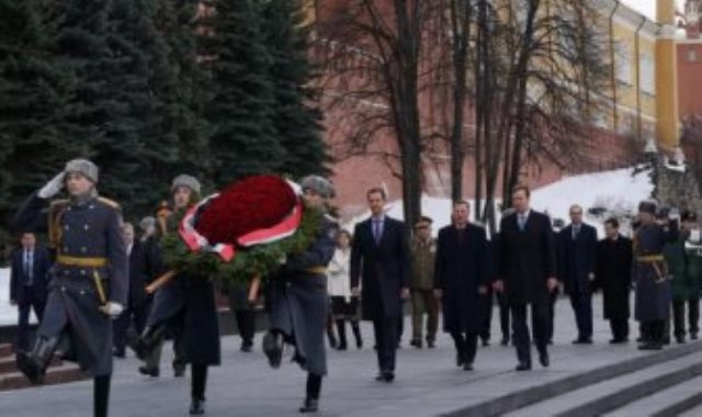 الأسد يضع إكليلا من الزهور على ضريح الجندى المجهول بموسكو