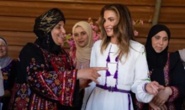 أردنيات تحتفلن بعيد ميلاد الملكة رانيا