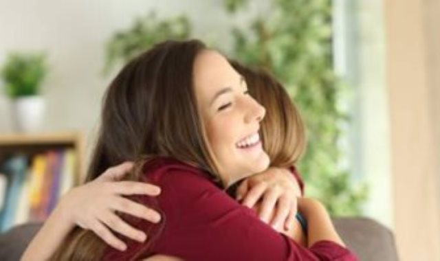 فتاة تسامح صديقتها