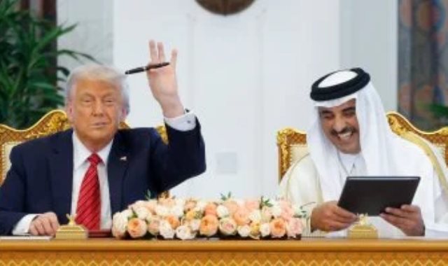 ترامب يلوح بالقلم ترامب يلوح بالقلم