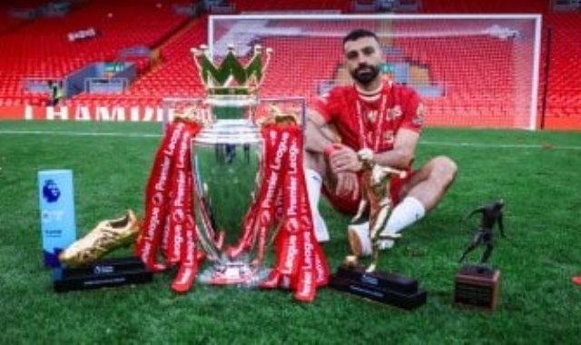 محمد صلاح مع جوائز الموسم محمد صلاح مع جوائز الموسم