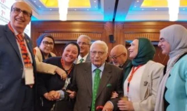 دكتور أحمد عكاشة يتوسط أطباء الأمراض النفسية دكتور أحمد عكاشة يتوسط أطباء الأمراض النفسية