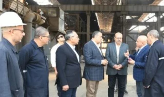 وزير الإنتاج الحربي يتابع سير العملية الإنتاجية بشركة حلوان للمسبوكات وزير الإنتاج الحربي يتابع سير العملية الإنتاجية بشركة حلوان للمسبوكات