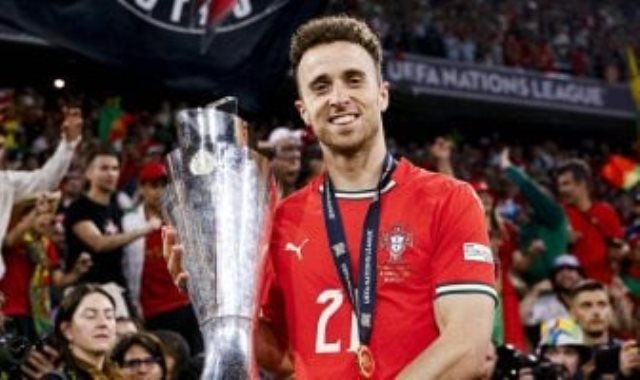 جوتا يحتفل بأخر ألقابه مع منتخب البرتغال