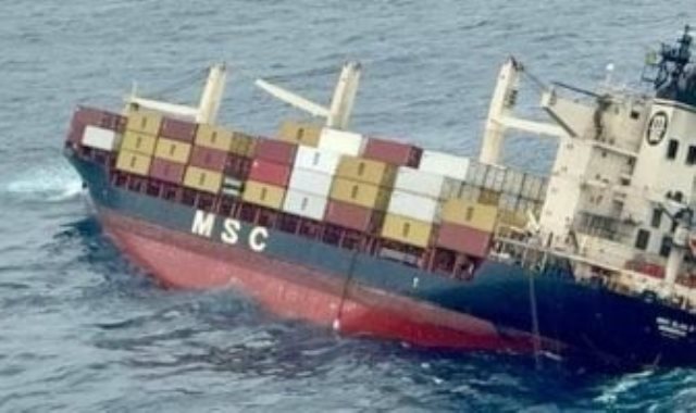 الحوثيون يعلنون استهداف سفينة بالبحر الأحمر الحوثيون يعلنون استهداف سفينة بالبحر الأحمر