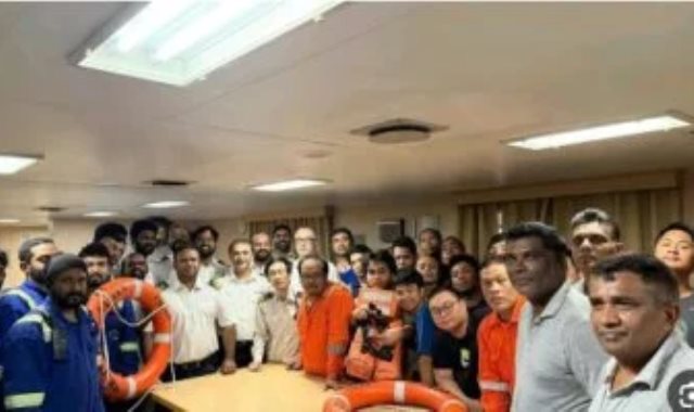 سفينة تعرضت لهجوم بالبحر الأحمر وإنقاذ 5 من طاقمها سفينة تعرضت لهجوم بالبحر الأحمر وإنقاذ 5 من طاقمها
