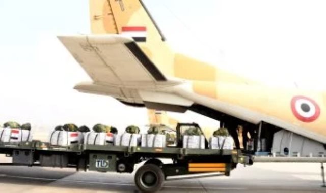 مصر تسقط أطنان من المساعدات جواً على قطاع غزة مصر تسقط أطنان من المساعدات جواً على قطاع غزة