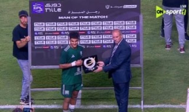 أحمد طارق لاعب زد يتسلم الجائزة من عاطف الأيوبى مراقب المباراة