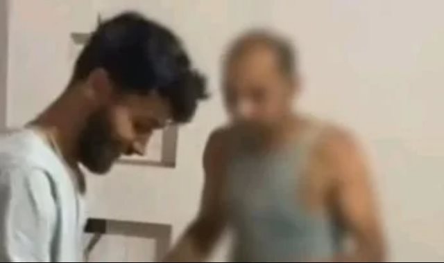مشهد من مقطع الفيديو الخاص بالتعذيب