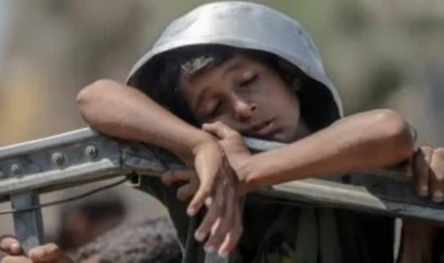 طفل يعانى من الجوع فى غزة