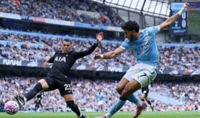 عمر مرموش في مباراة مانشستر سيتي وتوتنهام عمر مرموش في مباراة مانشستر سيتي وتوتنهام