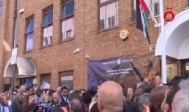 رفع العلم الفلسطينى على مبنى البعثة الفلسطينية فى لندن