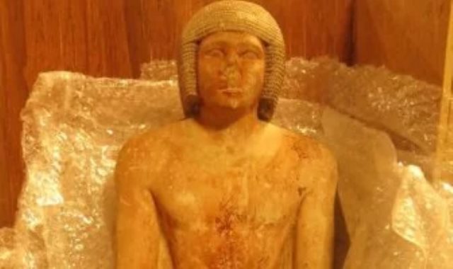 تمثال من الحجر الجيرى ضمن القطع المصادرة