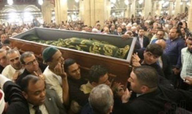 انتهاء صلاة الجنازة على الدكتور أحمد عمر هاشم