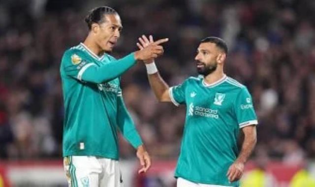 محمد صلاح يحتفل بهدف ليفربول ضد برينتفورد مع فان دايك