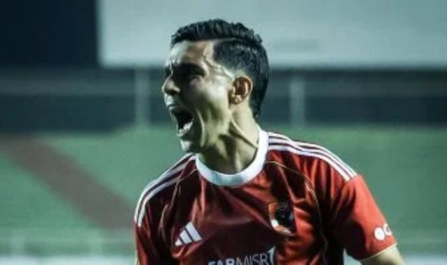 أشرف بن شرقى لاعب الأهلى