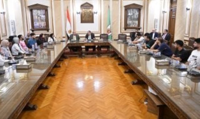 رئيس جامعة القاهرة خلال لقاؤه مع طلاب كلية تجارة