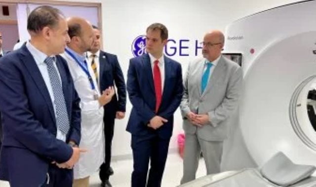 الوزير هيمش فولكنر خلال زيارته إحدى المستشفيات