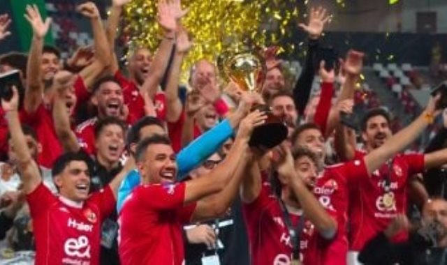 فريق الكرة بالنادي الأهلي خلال التتويج بالسوبر المصري