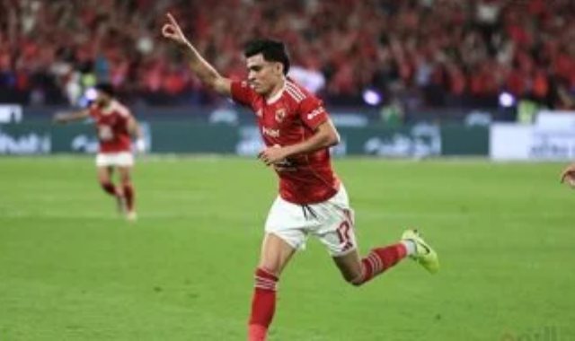 أشرف بن شرقي لاعب النادي الأهلي خلال الاحتفال بالهدف