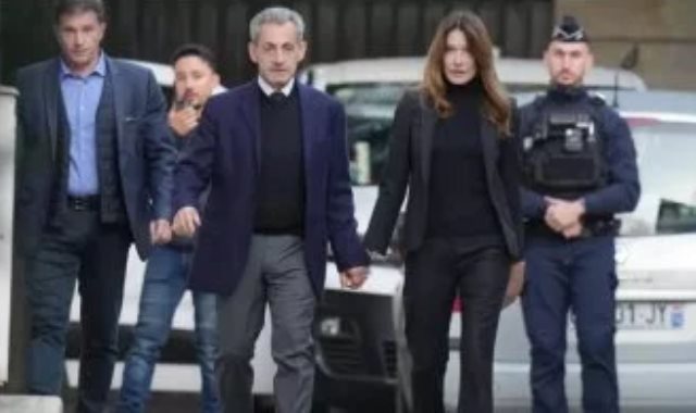 ساركوزى وزوجته أثناء ذهابه الى السجن