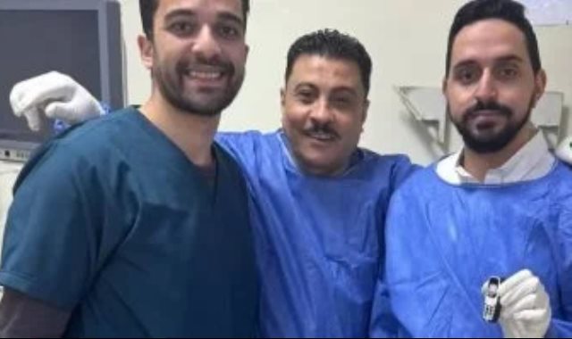 الفريق الطبى بعد استخراج الهاتف