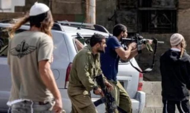 مستوطنون يحملون السلاح في الأراضي المحتلة