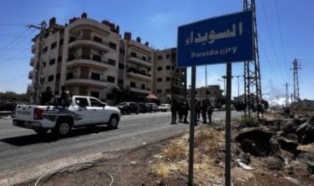 سوريون يزيلون كلمة محافظة عن مبنى السرايا - أرشيفية