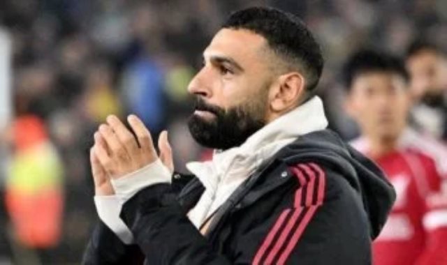 محمد صلاح يقوم بتحية جماهير ليفربول بعد مباراة ليدز