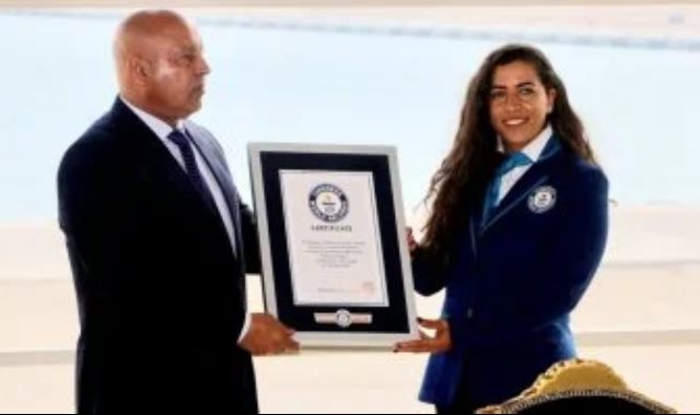 كامل الوزير يتسلم شهادة دخول ميناء السخنة موسوعة جينيس