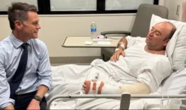 رئيس وزراء ولاية نيو ساوث ويلز، كريس مينز يزور أحمد الأحمد فى المستشفى