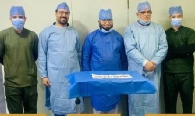 الفريق الطبي المستخرج المسامير من معدة مريضة