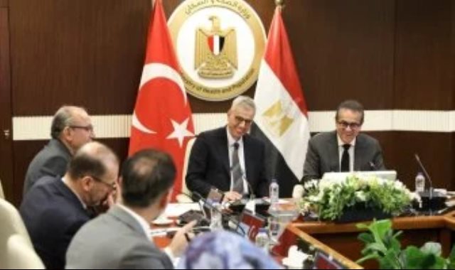 خالد عبد الغفار خلال اجتماعًا ثنائيًا مع الدكتور كمال مميش أوغلو وزير الصحة التركي