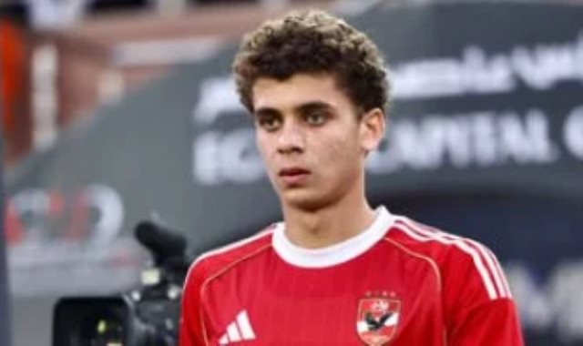 حمزة عبد الكريم مهاجم الأهلي المرشح للانتقال إلى برشلونة