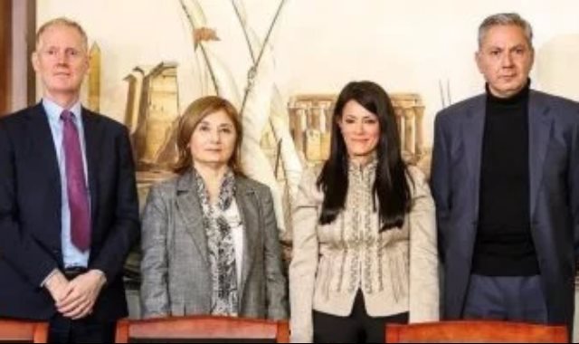 وزيرة التخطيط مع ممثلى بنك الاستثمار الأوربى