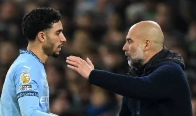 جوارديولا مدرب مانشستر سيتي وعمر مرموش