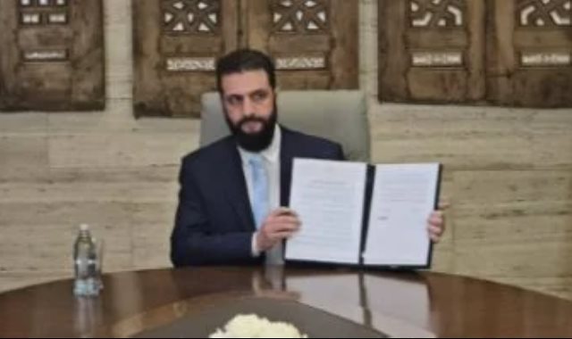 احمد الشرع يوقع الاتفاق مع قسد