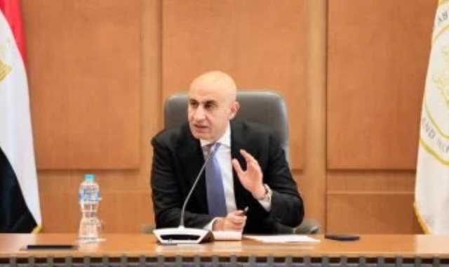 وزير التربية والتعليم والتعليم الفنى محمد عبد اللطيف