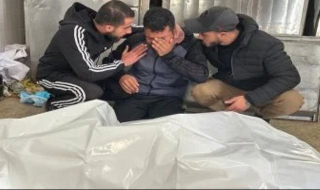 البكاء على شهداء غزة