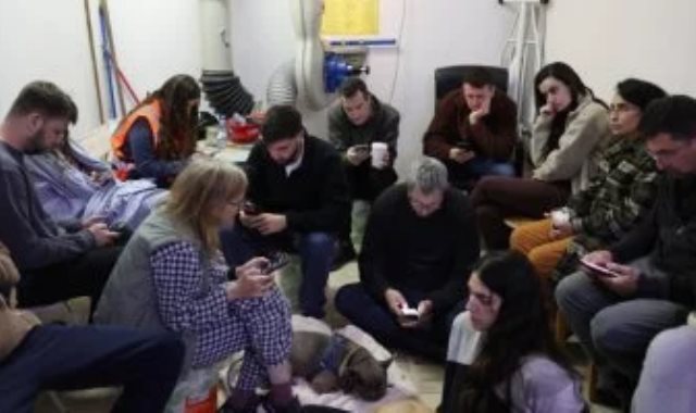 الاسرائيليون داخل المخابئ