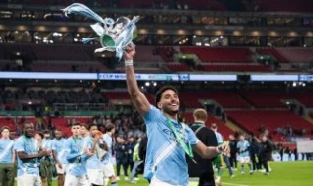 عمر مرموش يحمل كأس الرابطة