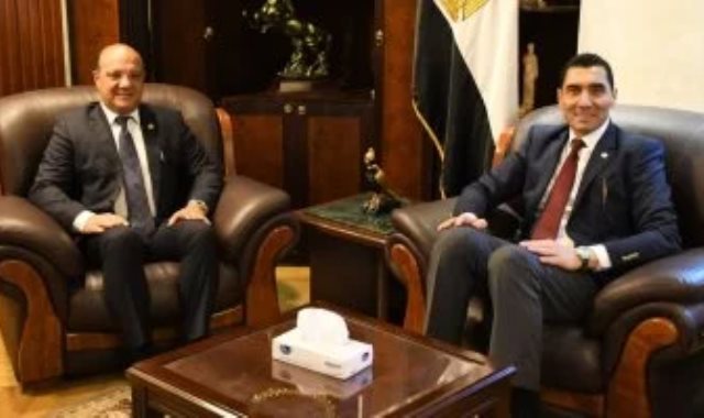 وزير الرياضة وإيهاب أمين