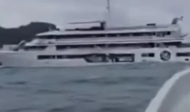 جنوح سفينة سياحية في المحيط الهادئ