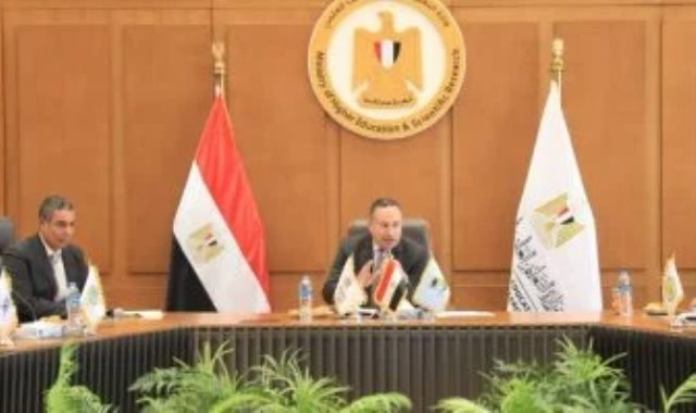 وزير التعليم العالى أثناء الاجتماع