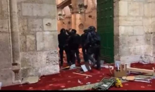 قوات الاحتلال الإسرائيلي تدنس المسجد الأقصى