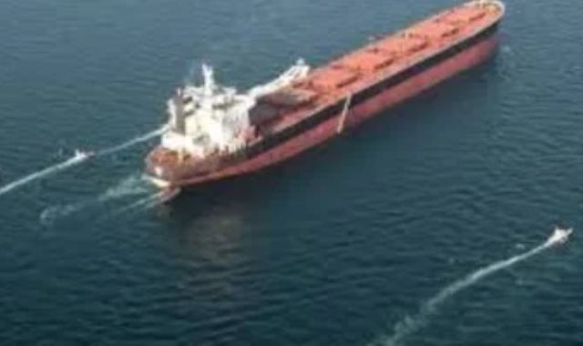 سفينة تمر بمضيق هرمز