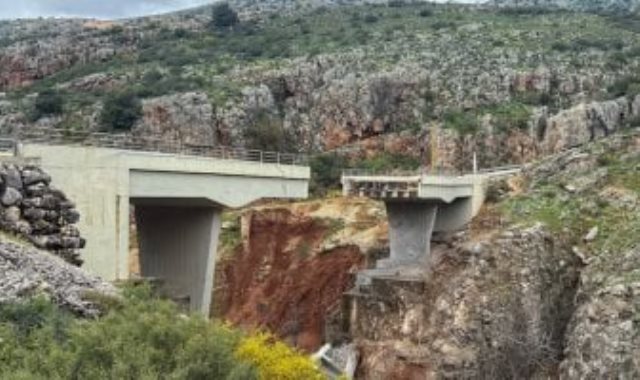 تضرر جسر بعد غارة إسرائيلية - أرشيفية