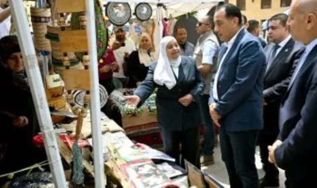 رئيس الوزراء يتفقد معرض الحرف التراثية بشارع المعز