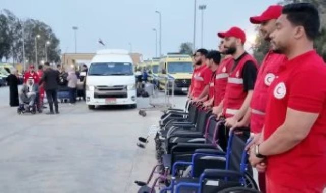 الهلال الأحمر المصرى يستقبل الدفعة 42 من المصابين الفلسطينيين
