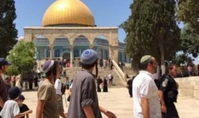 متطرفون فى دولة الاحتلال يقتحمون باحة الأقصى تحت حراسة الأمن